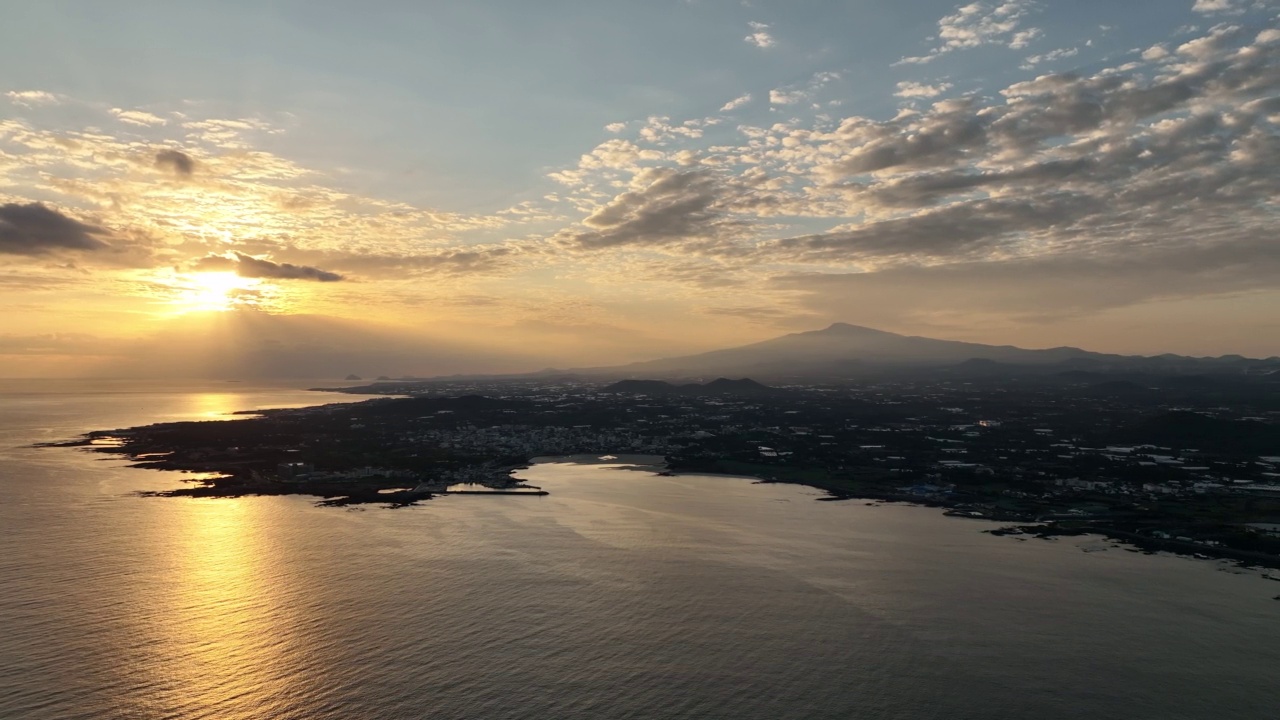 济州岛西归浦市平善区海岸公路旁的小金马海滩视频素材