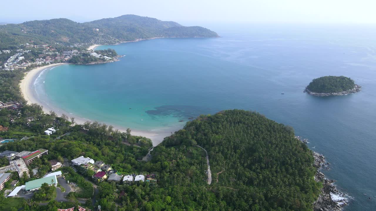 泰国普吉岛安达曼海的卡隆和卡塔海滩鸟瞰图视频素材