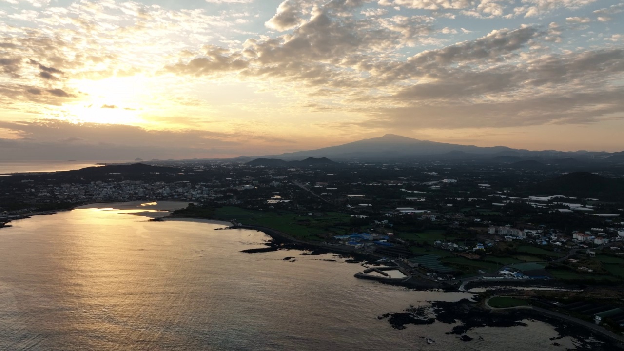 济州岛西归浦市平善区海岸公路旁的小金马海滩视频素材