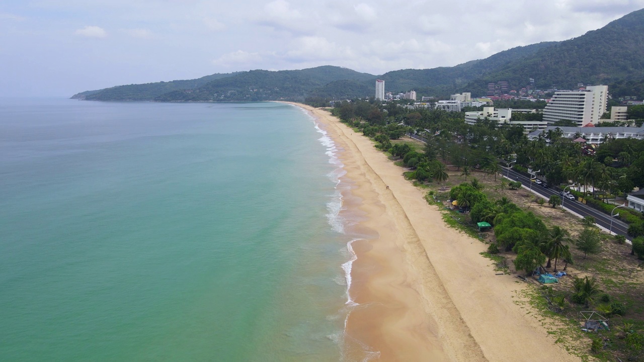 泰国普吉岛的卡伦海滩和安达曼海的鸟瞰图视频素材