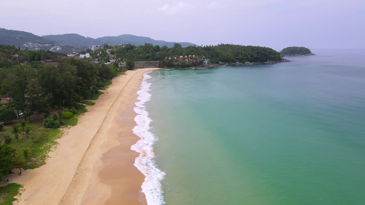 泰国普吉岛的卡伦海滩和安达曼海的鸟瞰图视频素材