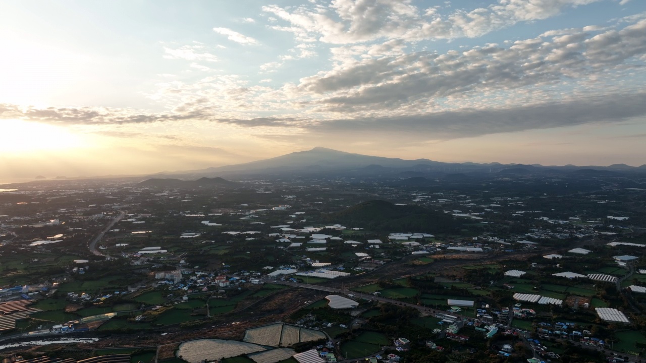 ▽大海、村庄、自然、日落、黄昏风景=济州岛西归浦市坪仙区海岸公路视频素材