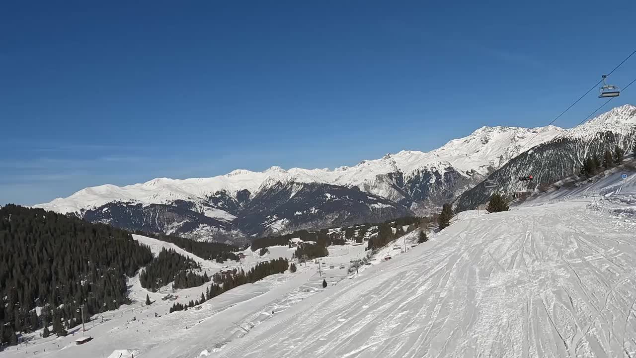 法国阿尔卑斯山冬季滑雪胜地的滑雪场视频素材