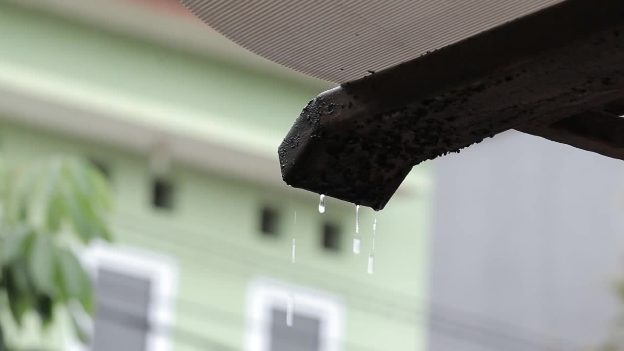 雨滴从排水沟中落下视频素材