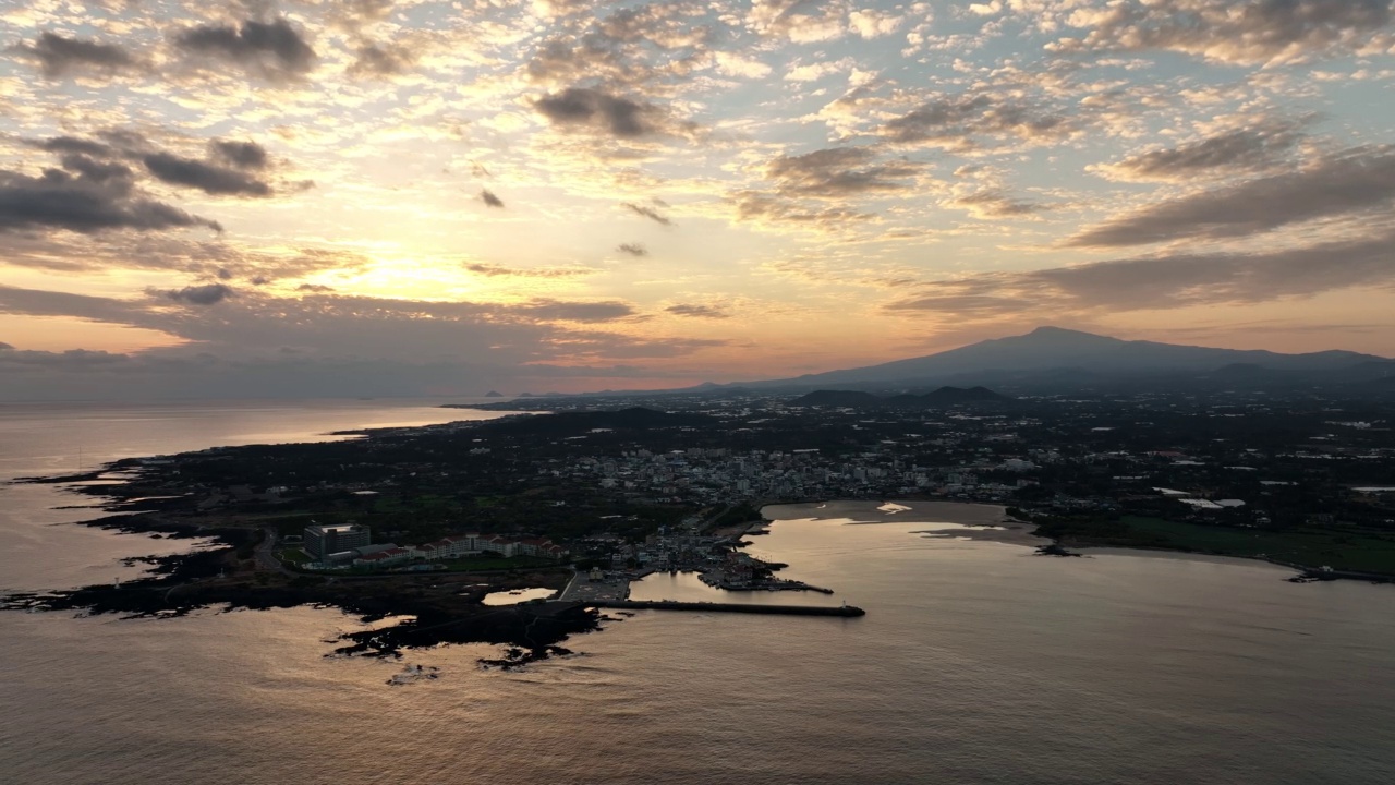 济州岛西归浦市平善区海岸公路旁的小金马海滩视频素材