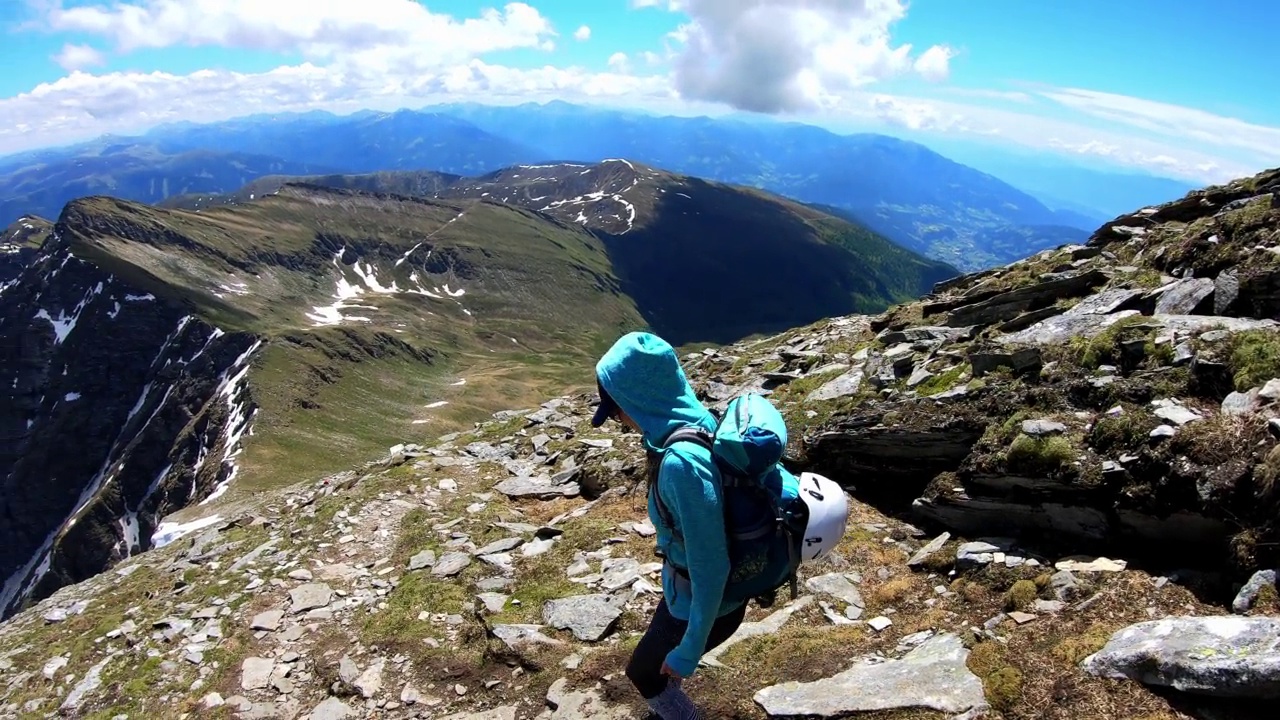 一个女人在奥地利阿尔卑斯山徒步旅行，欣赏卡林西亚的高山景观。旅游热视频素材