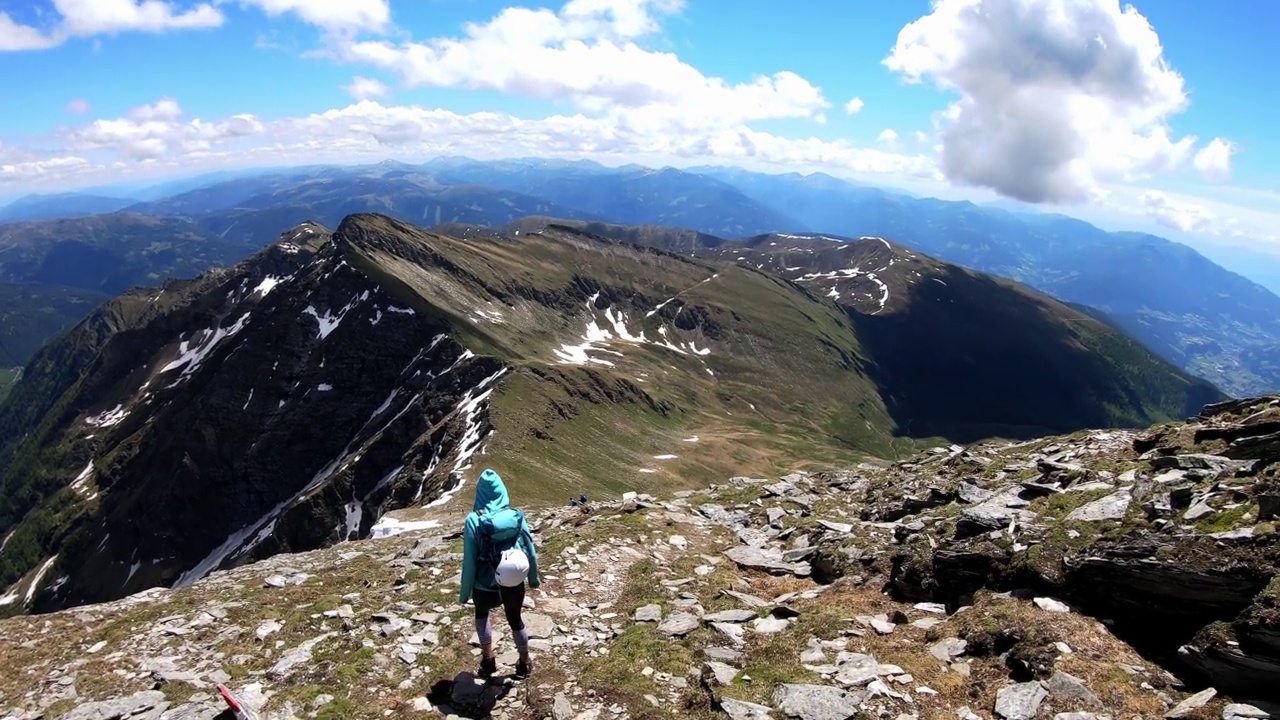 一个女人在奥地利阿尔卑斯山徒步旅行，欣赏卡林西亚的高山景观。旅游热视频素材