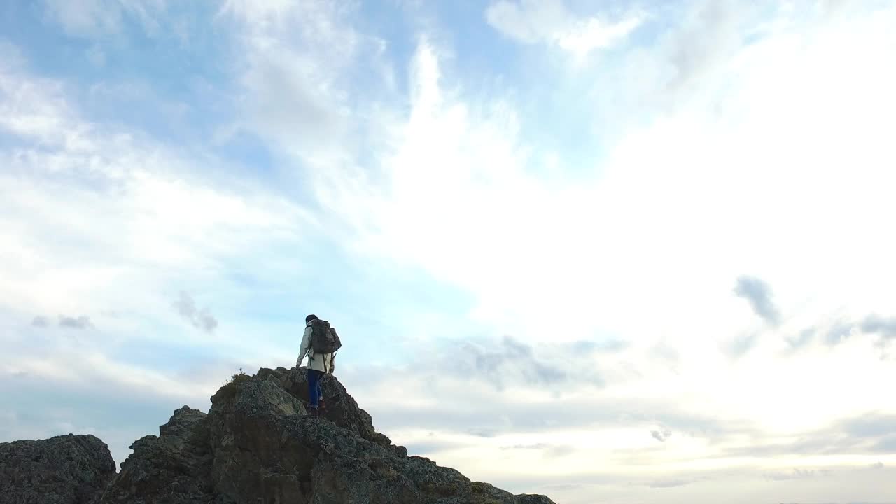 徒步旅行概念女人攀登高山高峰视频素材