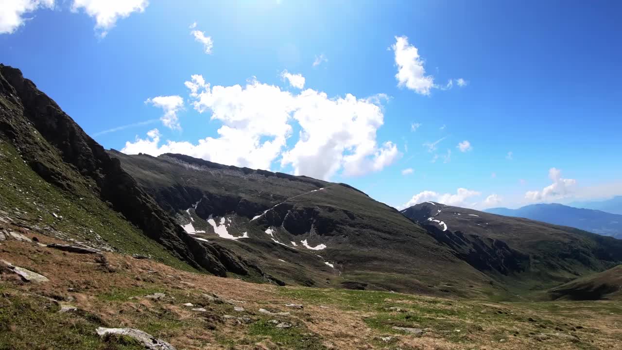 一名女子在奥地利阿尔卑斯山爬山，欣赏卡林西亚的高山景观。旅游热视频素材