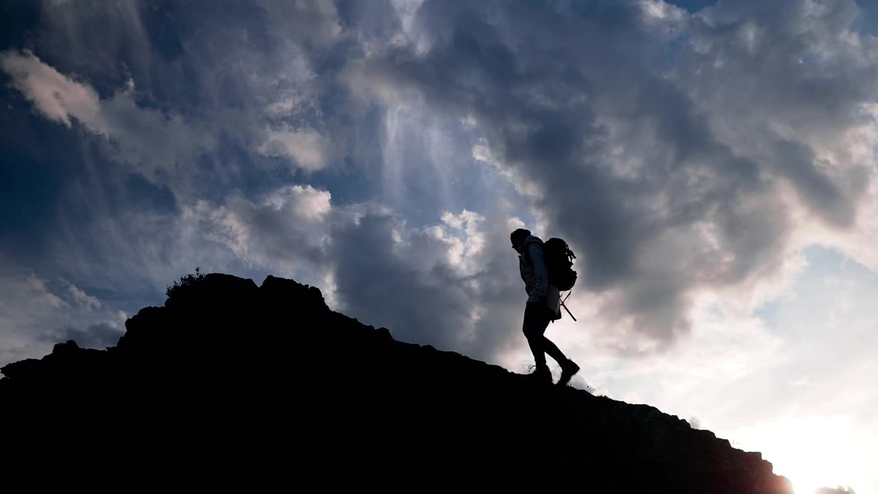 剪影登山，日落时分徒步上山视频素材