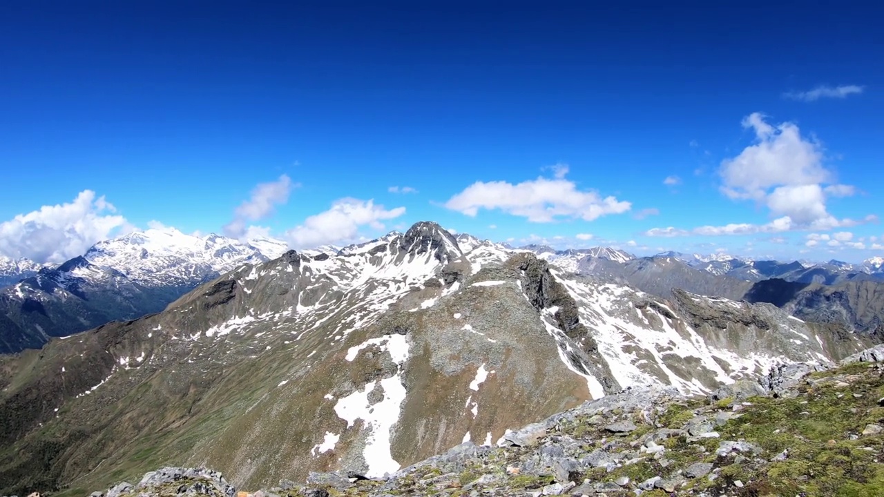 在卡林西亚的奥地利阿尔卑斯山脉的山顶上的风景。旅游热视频素材