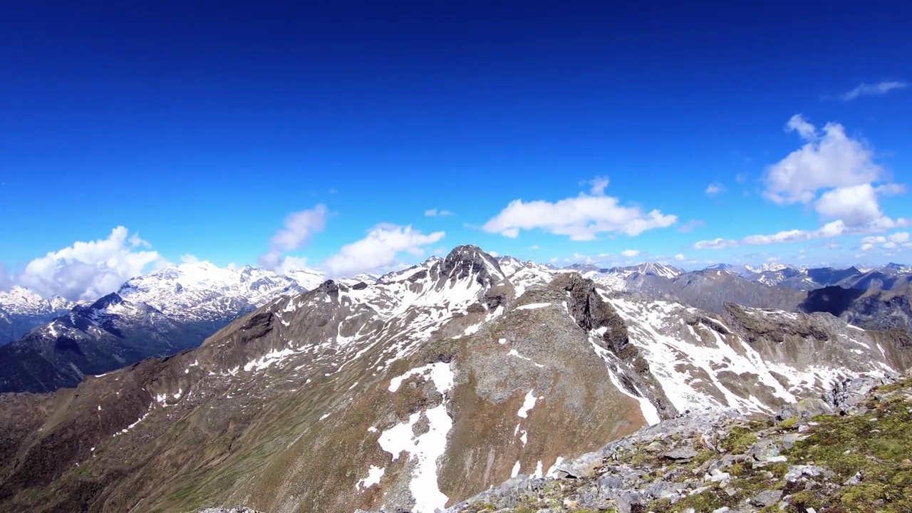 在卡林西亚的奥地利阿尔卑斯山脉的山顶上的风景。旅游热视频素材