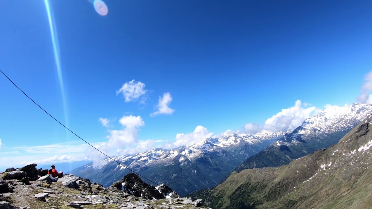 重申-女人享受风景从山顶上的奥地利阿尔卑斯山脉的高山景观在卡林西亚视频素材