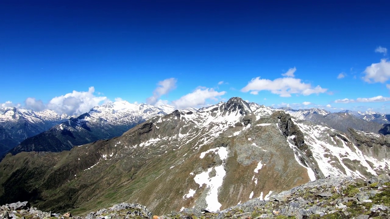 在卡林西亚的奥地利阿尔卑斯山脉的山顶上的风景。旅游热视频素材