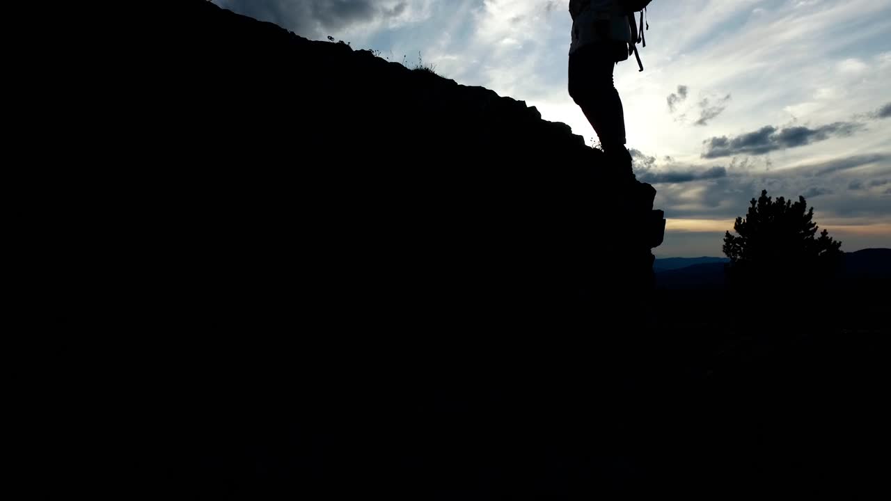 徒步旅行的女人要去山顶视频素材