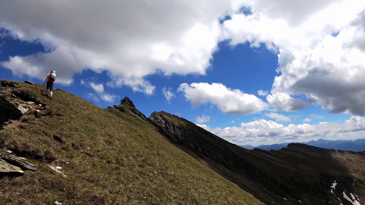 重申-一个女人徒步在奥地利阿尔卑斯山欣赏卡林西亚高山景观，高牛头。旅游热视频素材