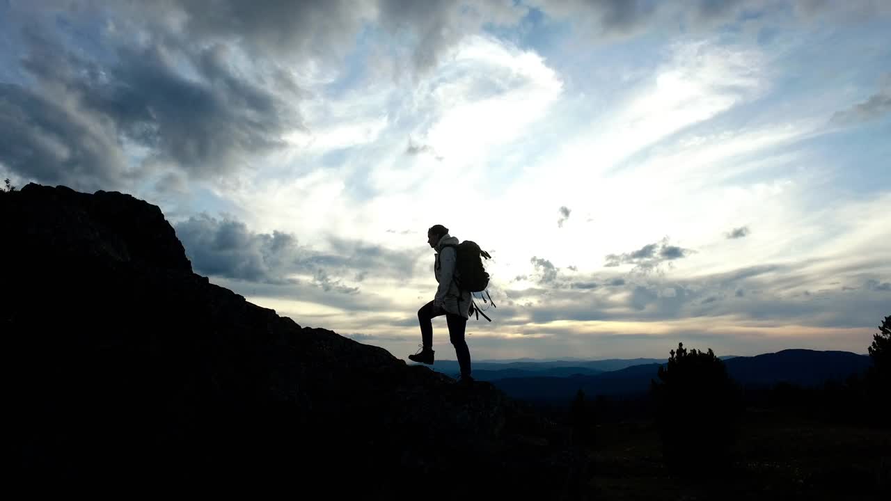 徒步旅行的女人要去山顶视频素材