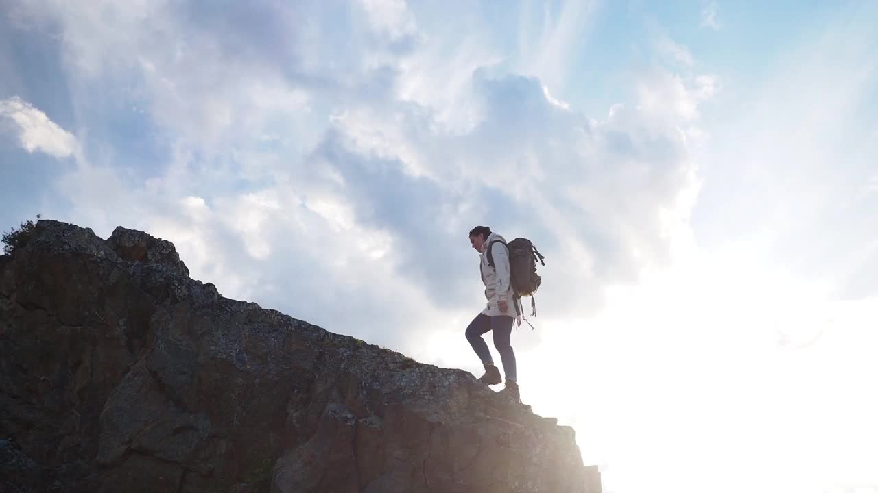 徒步旅行的女人要去山顶视频素材