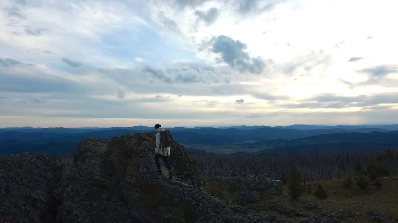 带着烟雾弹站在山顶的徒步旅行者视频素材