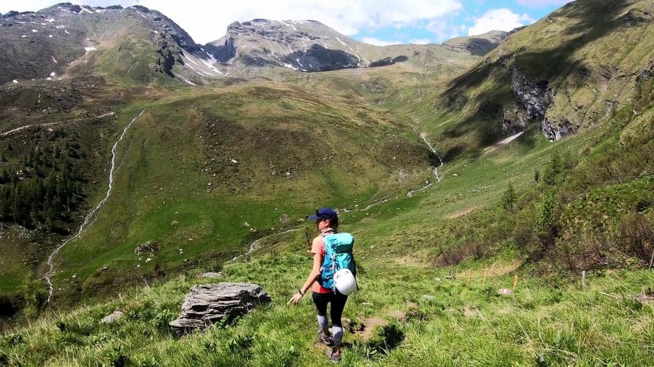 重申-一个女人徒步在奥地利阿尔卑斯山欣赏卡林西亚高山景观，高牛头。旅游热视频素材