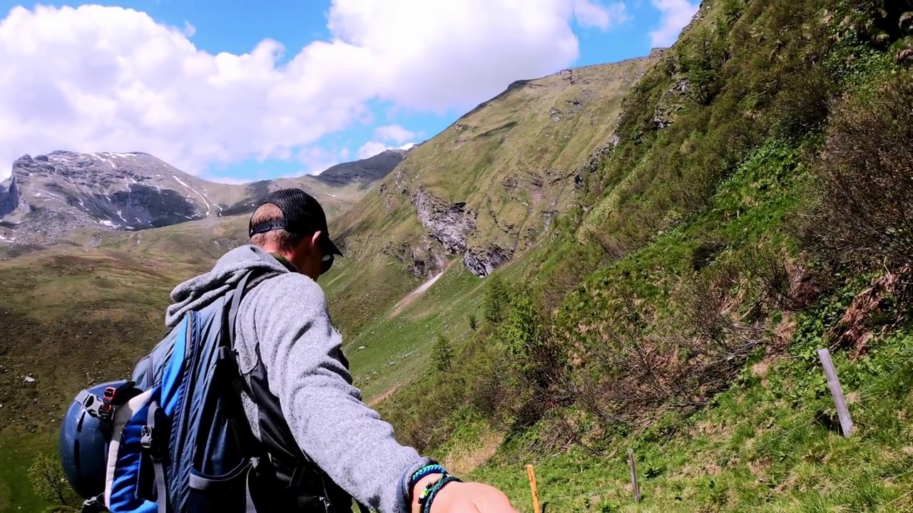 一对情侣在奥地利阿尔卑斯山徒步旅行并自拍。旅游热视频素材