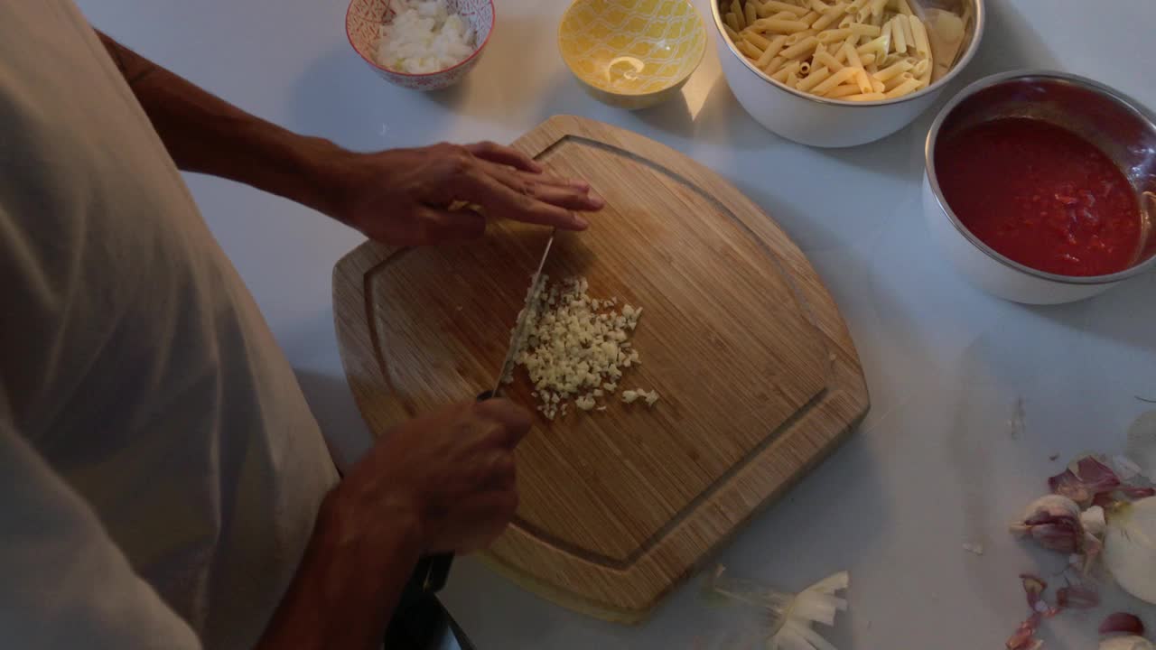 年轻的黑人在家里做饭视频素材