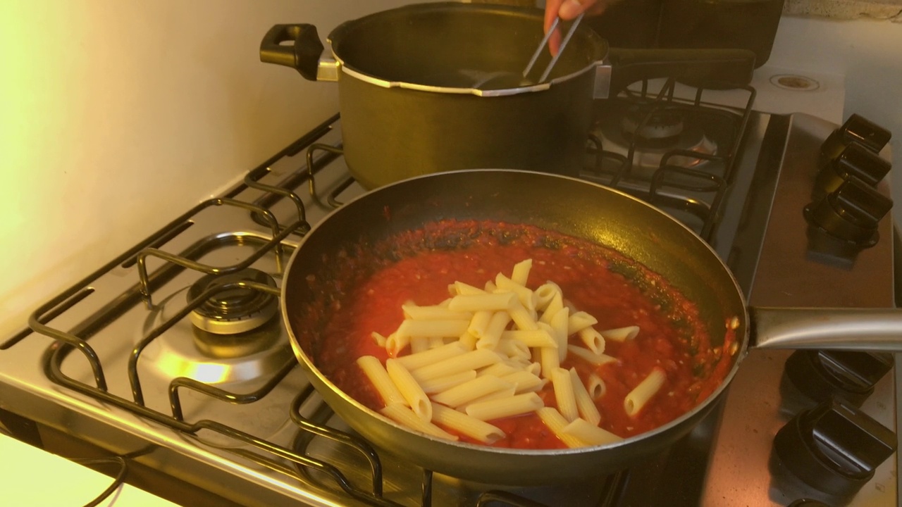 年轻的黑人在家里做饭视频素材