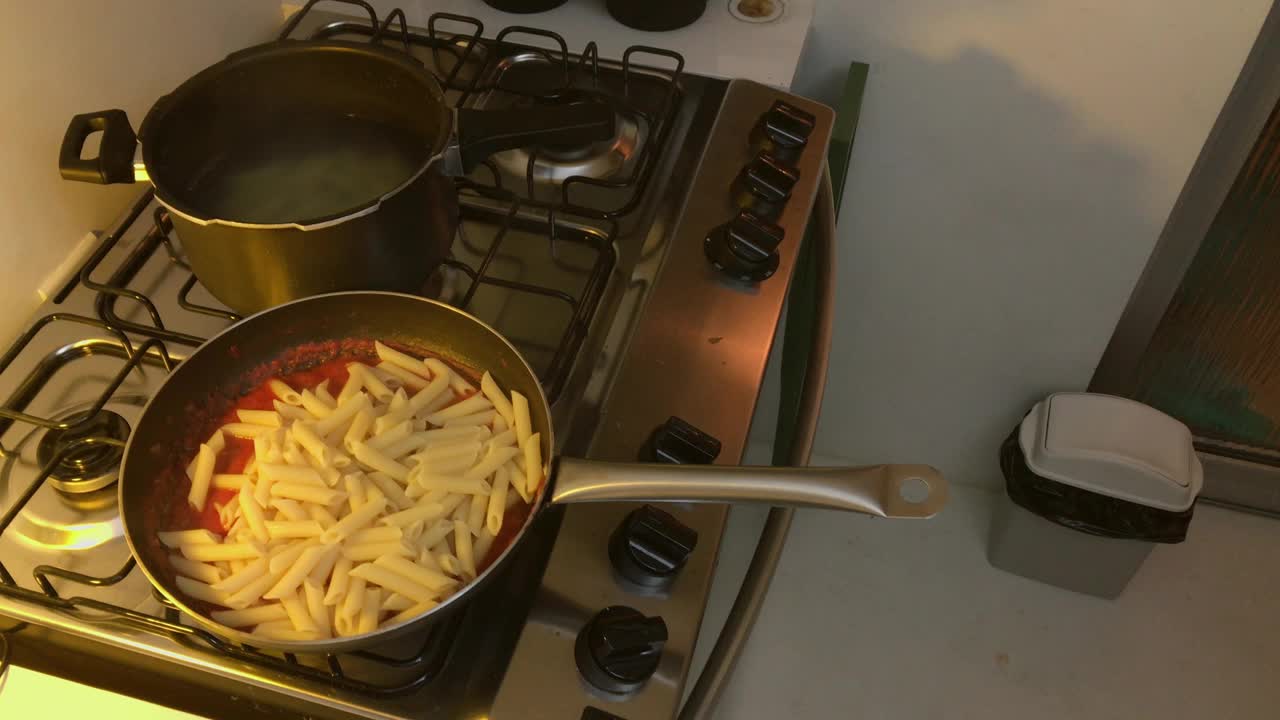 年轻的黑人在家里做饭视频素材