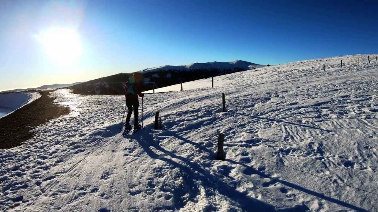 Speikkogel -一个女人穿着雪鞋在刚下过雪的阿尔卑斯山上行走，Speikkogel，奥地利。视频素材