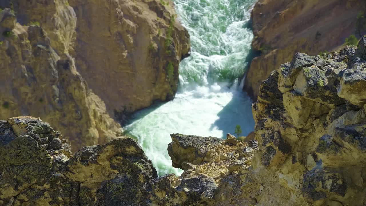 强大的水流穿过落基山脉。视频素材