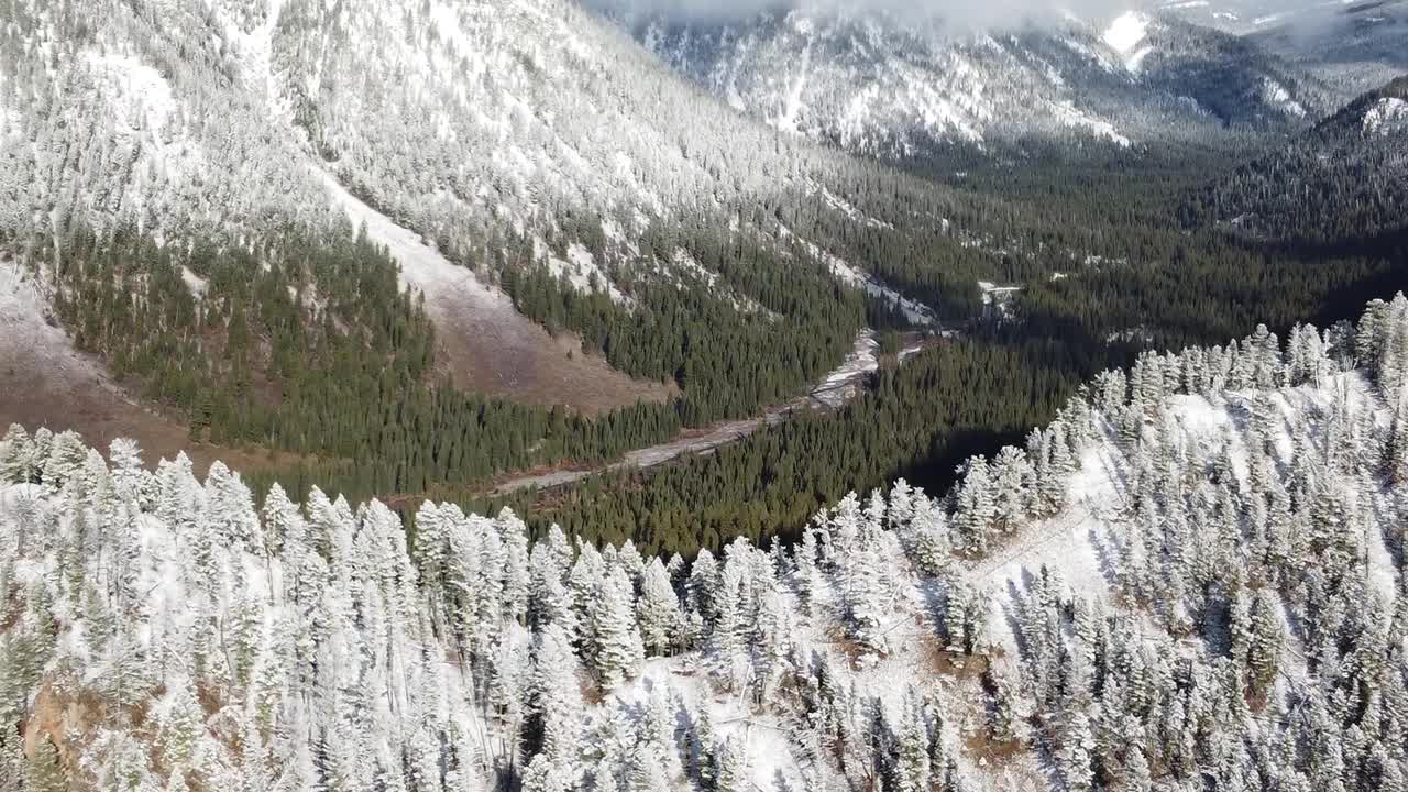 美国蒙大拿州莱克湖和赫布根湖附近，积雪覆盖的山脉。冬天的场景。视频素材