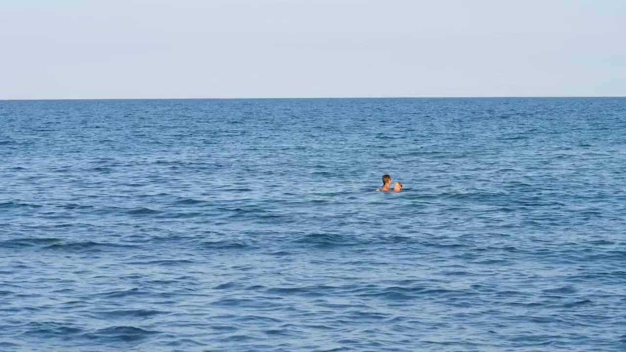 母女俩在海水里游泳视频素材