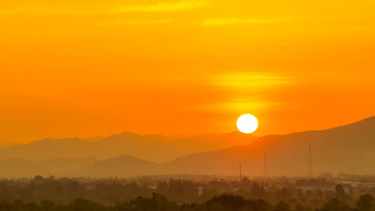 美丽的夕阳和云雾笼罩的天空视频素材