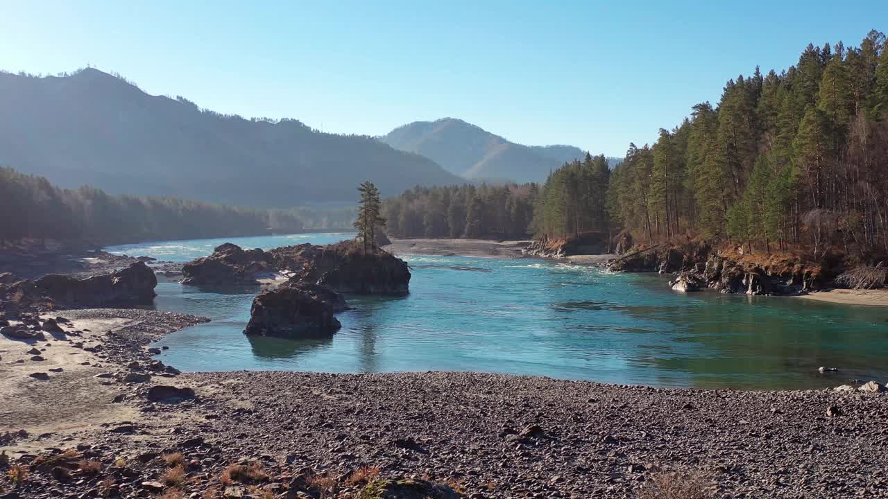 阿尔泰自然景观。无人机在阿尔泰卡顿河上空飞过岩石岛屿视频素材