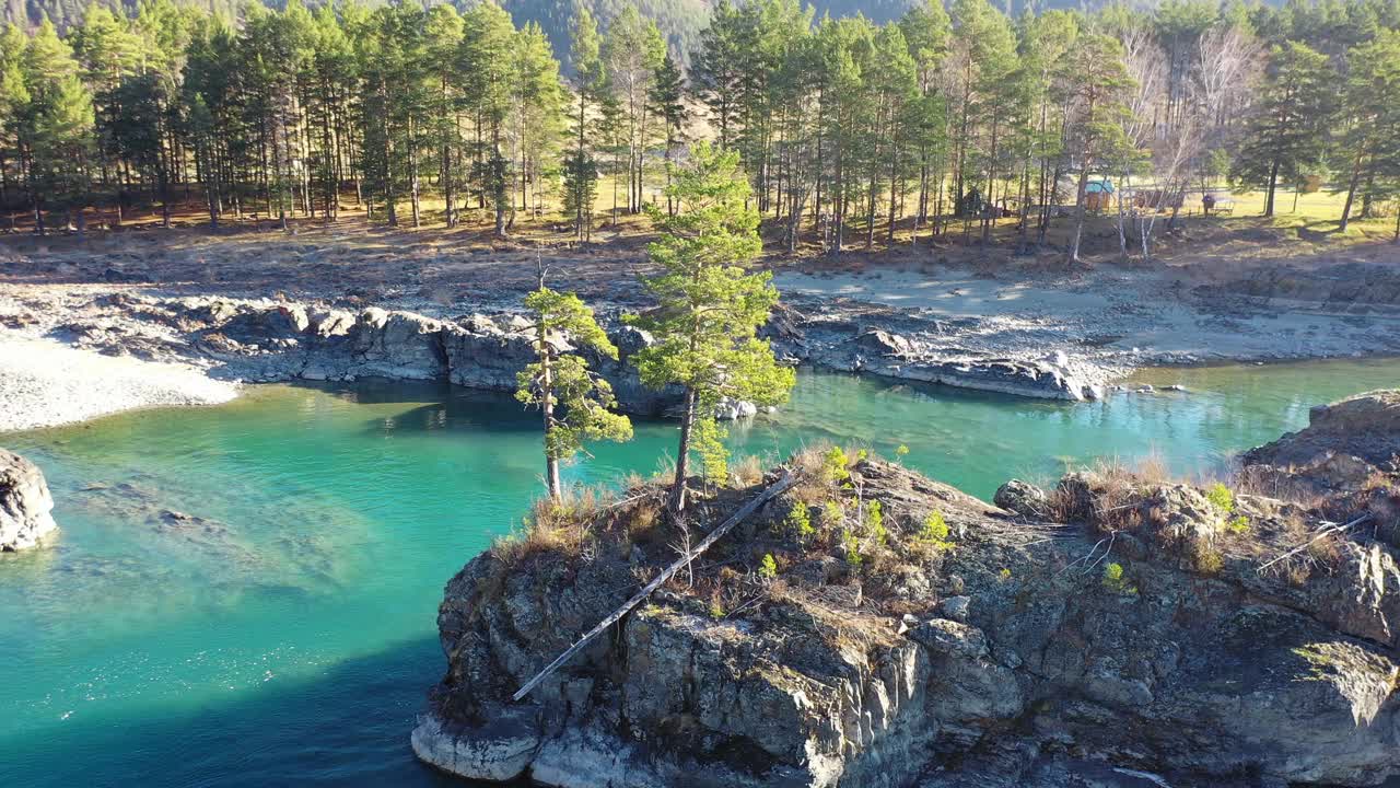 绕着阿尔泰卡顿河上的一棵松树和石岛旋转视频素材