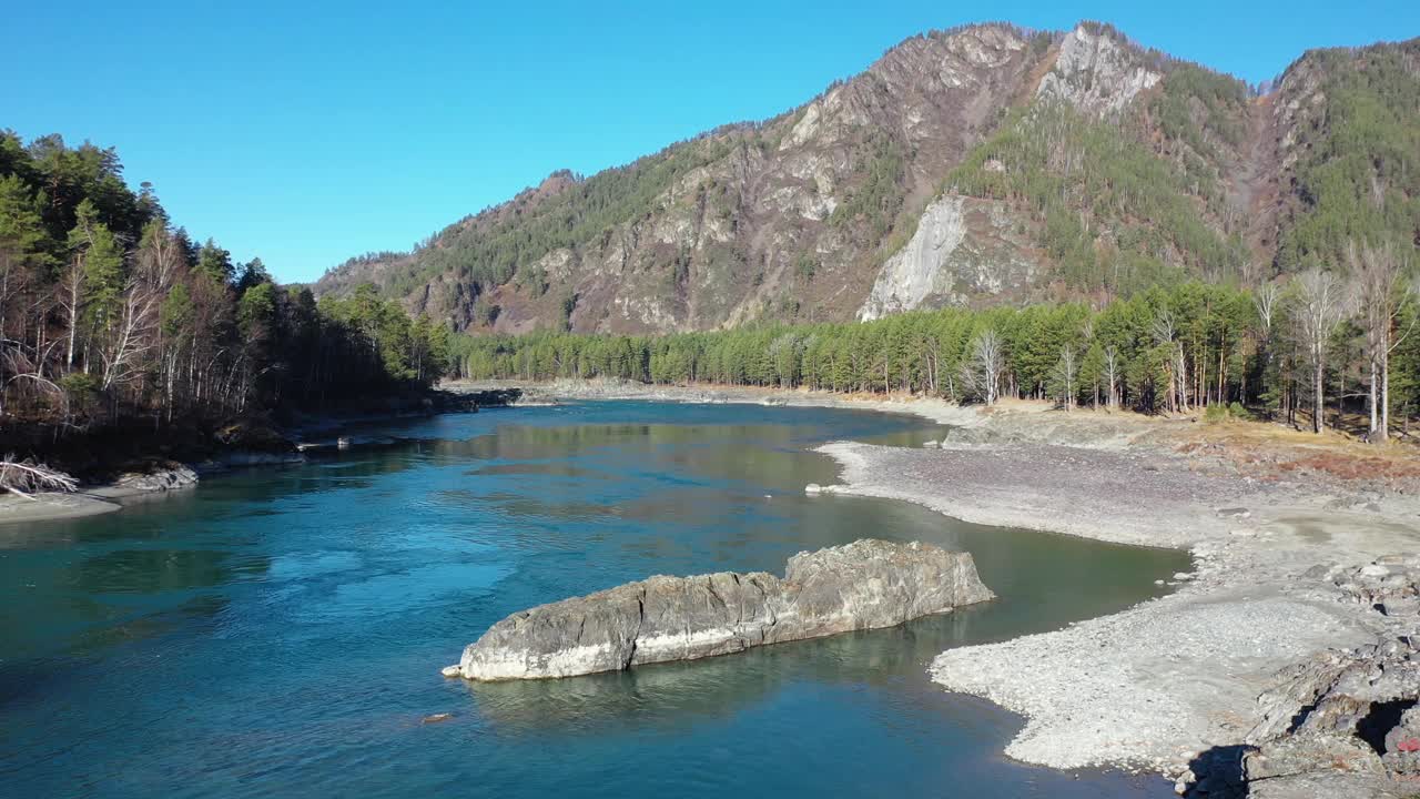 阿尔泰自然景观有阿尔泰河、卡顿和石岛松树视频素材