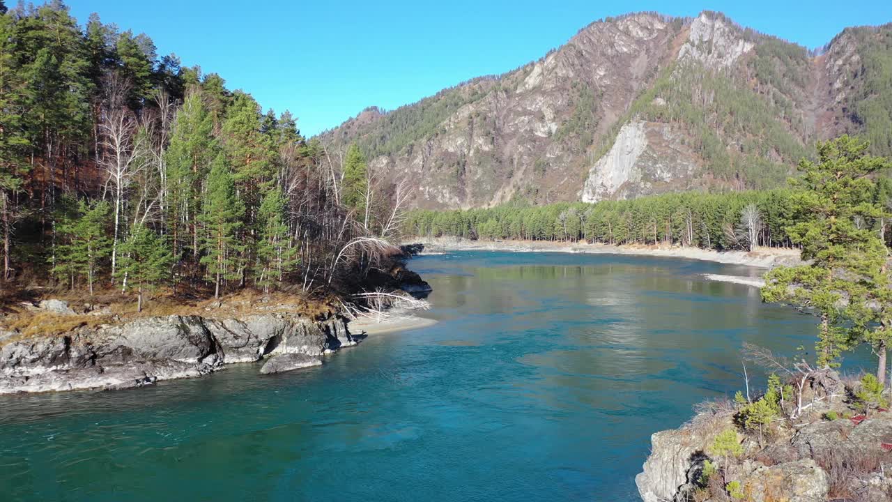 阿尔泰自然景观有阿尔泰河、卡顿和石岛松树视频素材