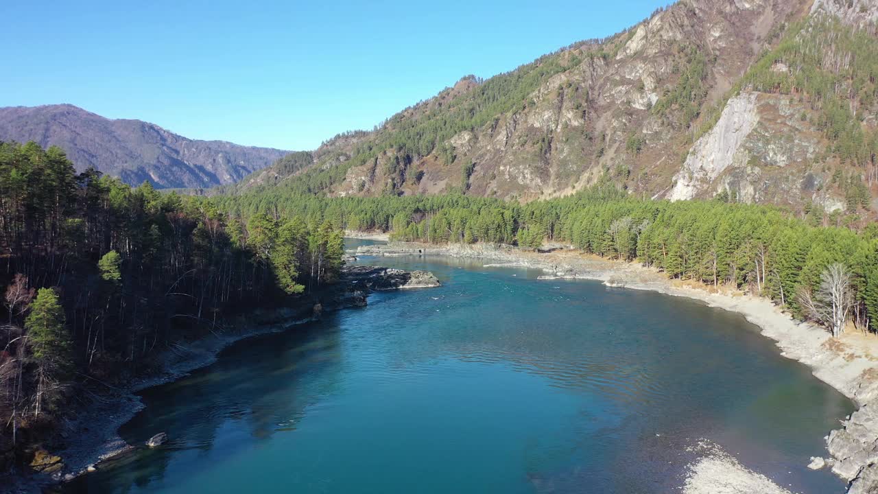 阿尔泰自然景观。无人机沿着阿尔泰卡顿河和岩石岛屿飞行视频素材