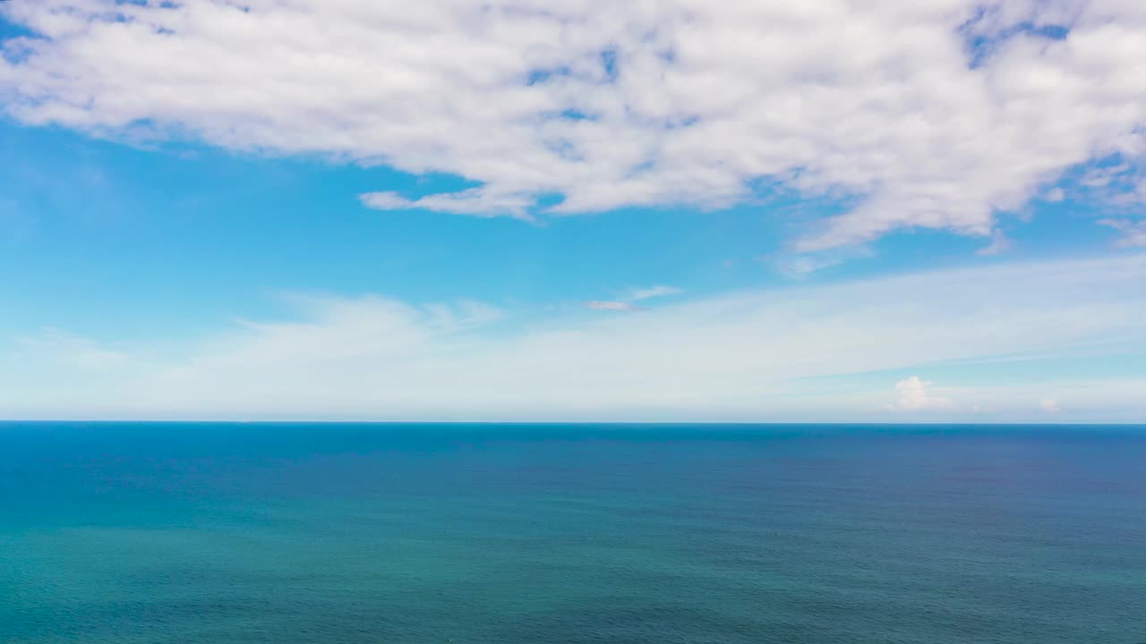 空中海景:碧海蓝天，白云点缀视频素材