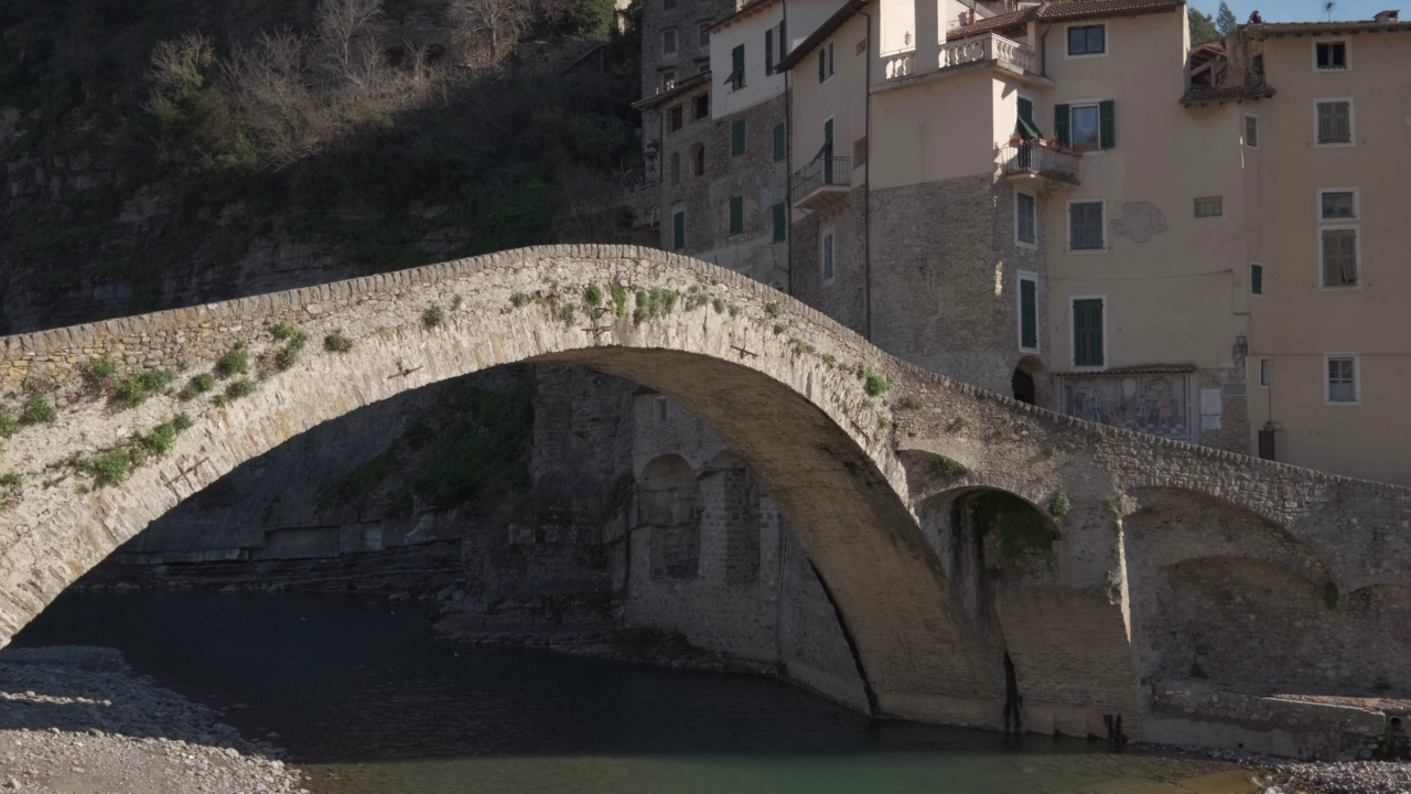 Dolceacqua，意大利利古里亚的历史小镇。迪多利亚Castello Dei Doria中世纪古堡建筑。视频素材