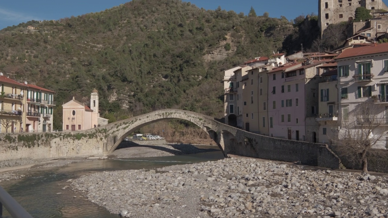 Dolceacqua，意大利利古里亚的历史小镇。迪多利亚Castello Dei Doria中世纪古堡建筑。视频素材