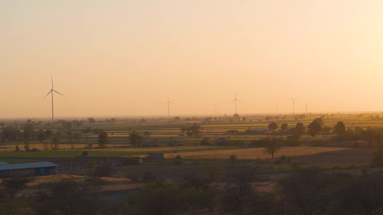 在印度古吉拉特邦的Wankaner，夕阳下的风车视频素材