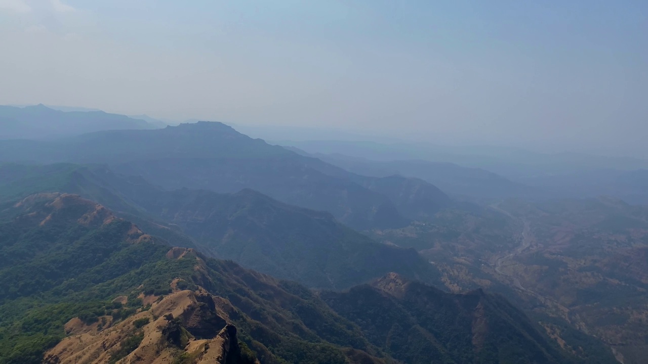 从Elphinstone点俯瞰康康地区山脉的景色。Mahabaleshwar,马哈拉施特拉邦,印度视频素材