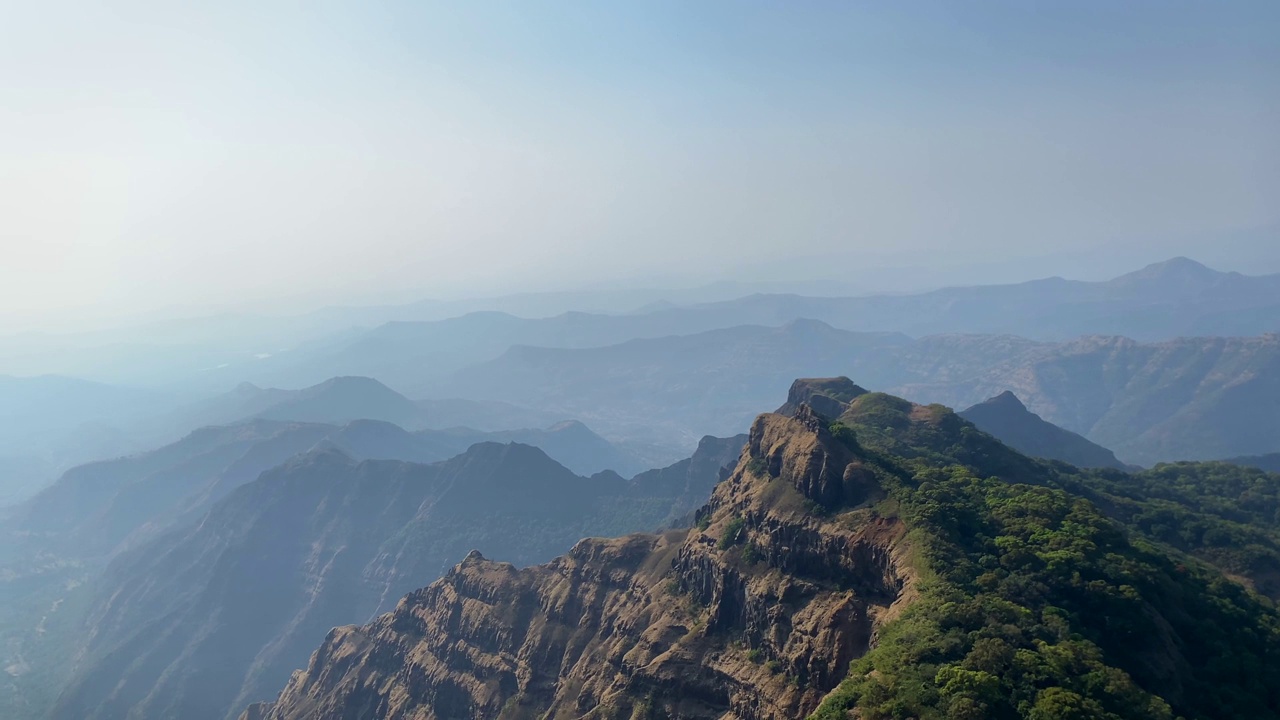 从“亚瑟之座”的角度俯瞰康康地区山脉的全景。Mahabaleshwar,马哈拉施特拉邦,印度视频素材