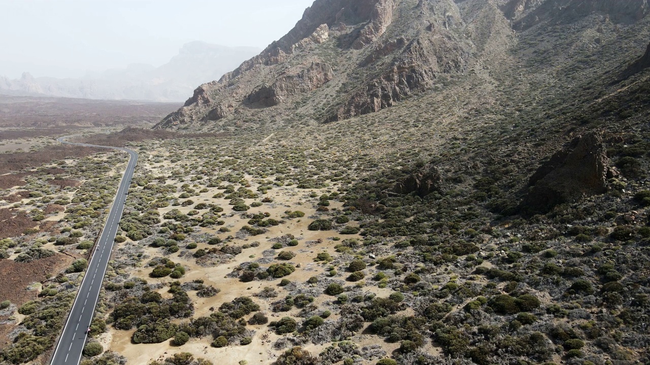 穿越火山景观的道路视频素材