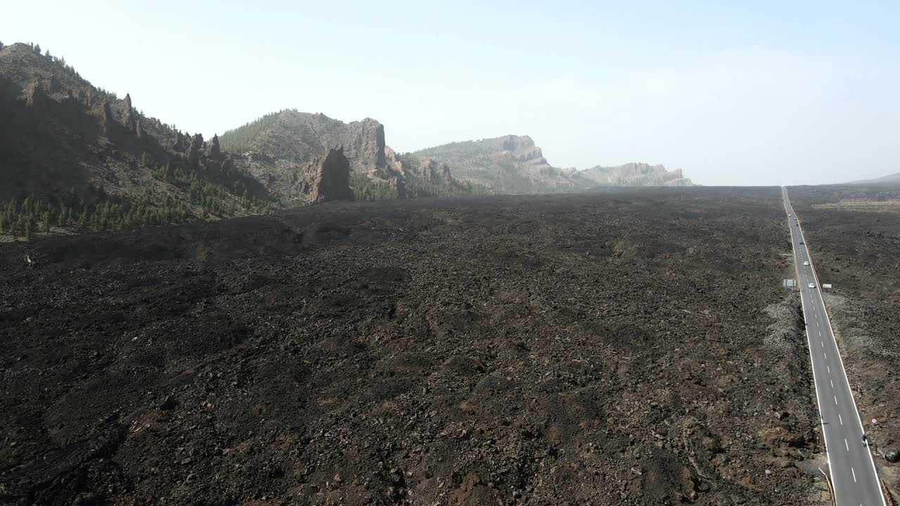 穿越火山景观的道路视频素材