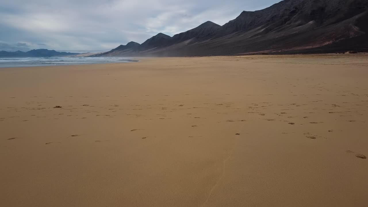 西班牙加那利群岛富埃特文图拉Jandia半岛的沙漠海滩Playa de Barlovento的鸟瞰图视频素材