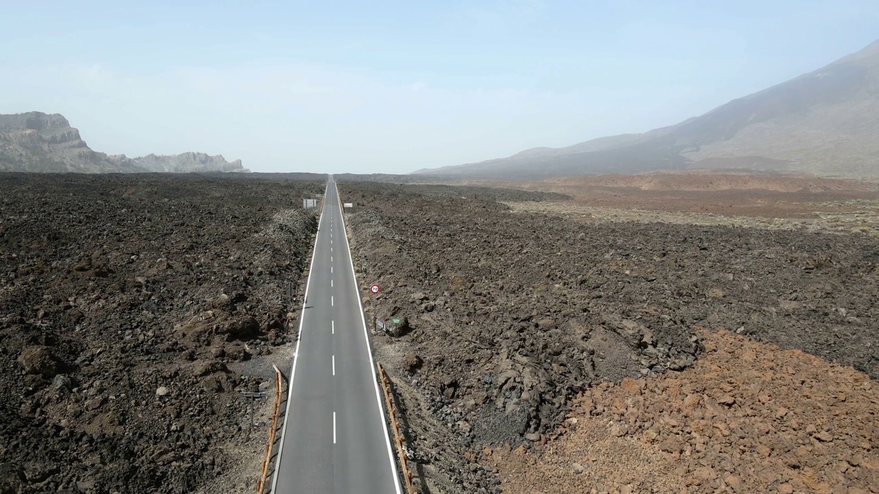 穿越火山景观的道路视频素材