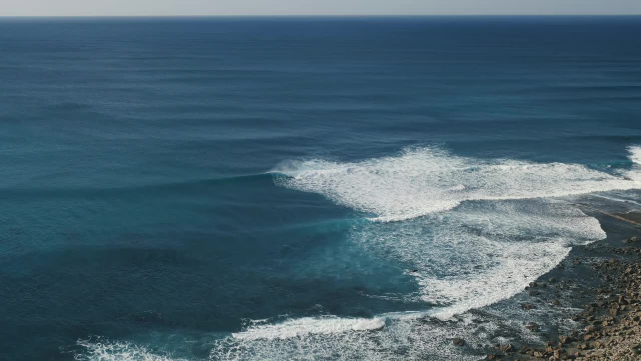 有沙滩和岩石的蓝色大海视频素材