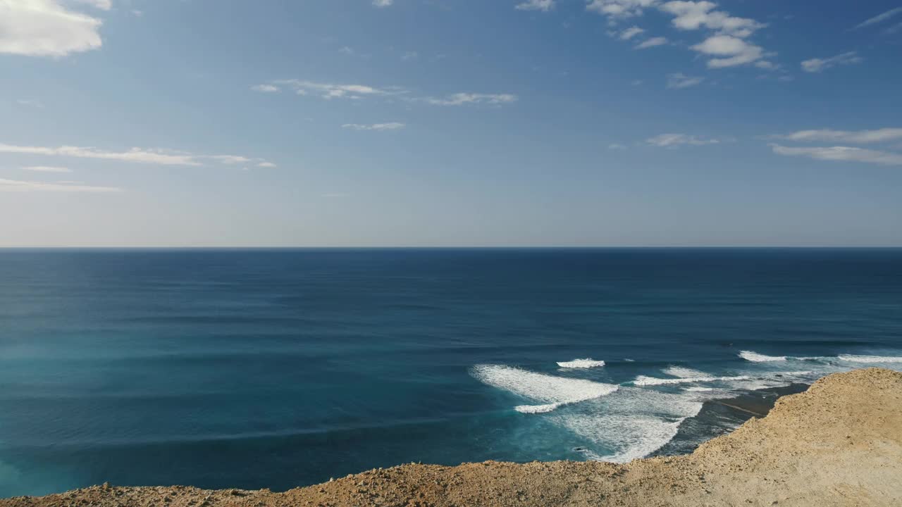 有沙滩和岩石的蓝色大海视频素材